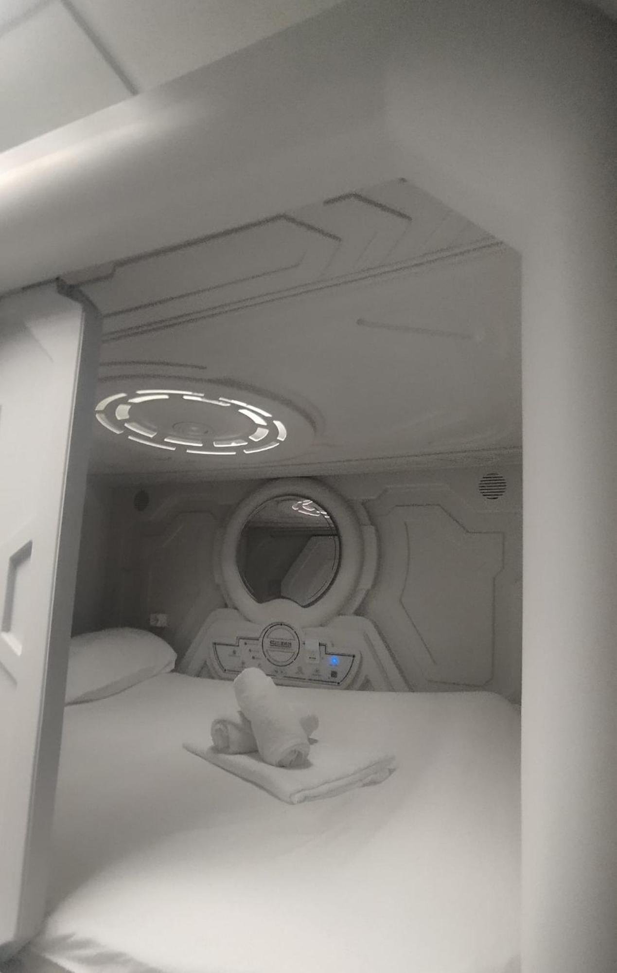 Air Hostel Capsules Airport غافا المظهر الخارجي الصورة